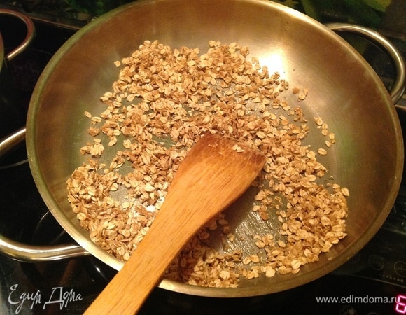 Добавить сахар (у меня коричневый), постоянно мешать.