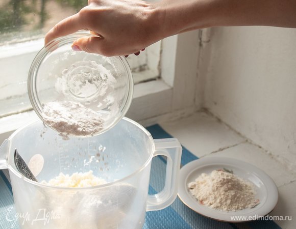 Муку и сахарную пудру (сахар помелите в кофемолке — песок будет хрустеть на зубах, а это не эстетично).