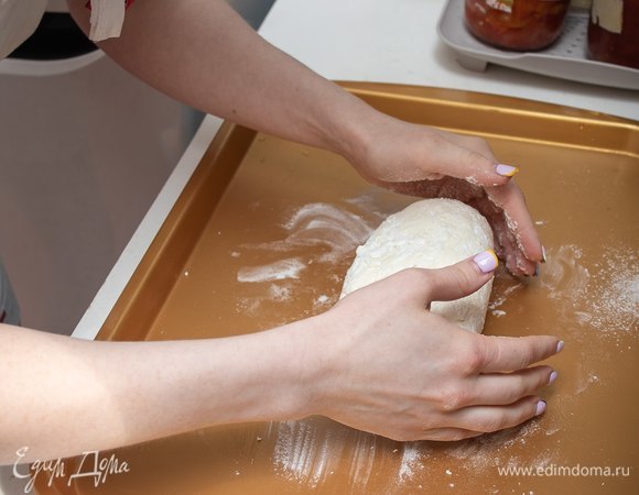 Снова хорошо перемешайте. Выложите зернистый творог. Теперь положите массу на стол и соедините все вместе, но не перестарайтесь, чтобы не потерять текстуру. Руки должны быть мокрыми, иначе тесто будет липнуть (от этого посыпают тесто мукой, но есть риск «забить» тесто).