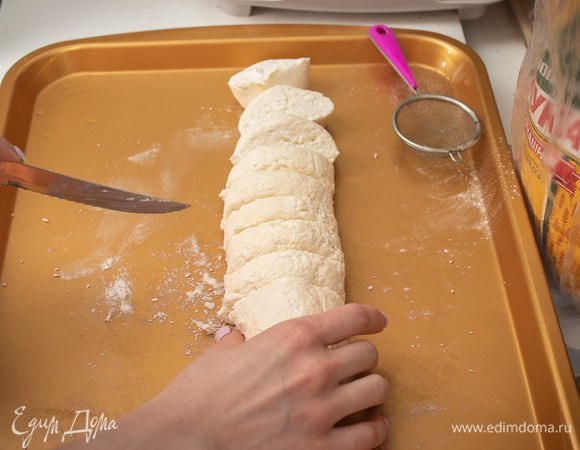 Скатать колбаску. Нарезать заготовки (у меня вышло 12 шт.).