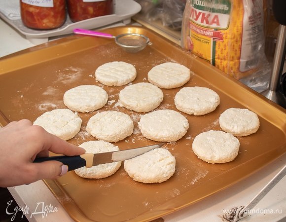 Обязательно сделать насечки. Как объясняла нам учительница технологии (дай ей Бог здоровья), чтобы потом было проще резать готовые сырники, когда они горячие, они тогда разламываются, а не давятся.