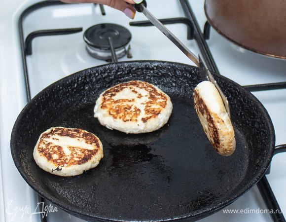 Разогреваем чугунную сковородку. Я налила в чашку 16 мл подсолнечного масла, смазывала сковороду кисточкой, осталось чуть меньше половины.