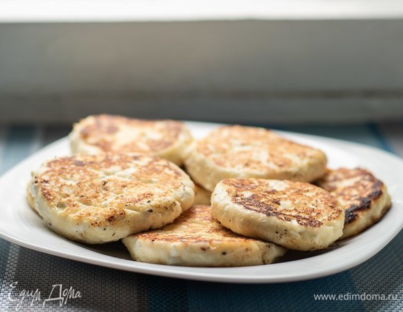 Сырники получаются просто сногсшибательные. Лично я люблю холодные — тогда им возвращается плотная творожная текстура, а в теплом виде они кремообразные с вкраплениями зернистого.