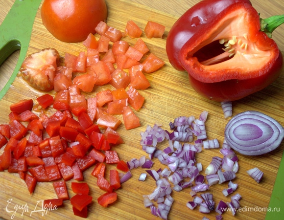 Подготовить, нарезать мелко овощи. Из томата удалить серединку и сок.