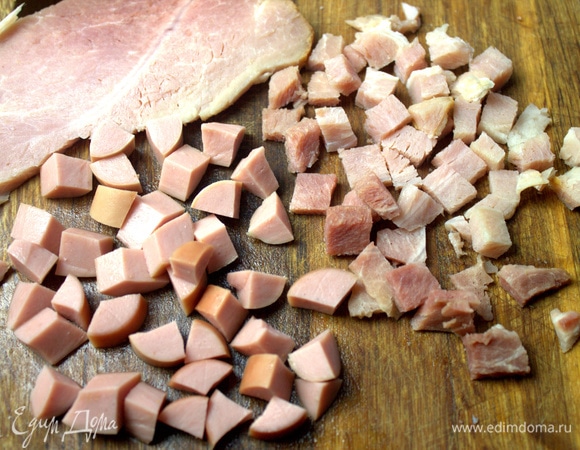 Я еще нарезала сосиску.