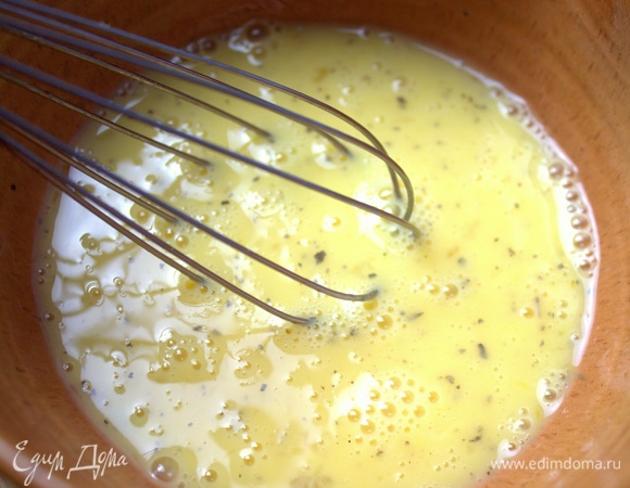 Взбить с солью, молоком, базиликом.