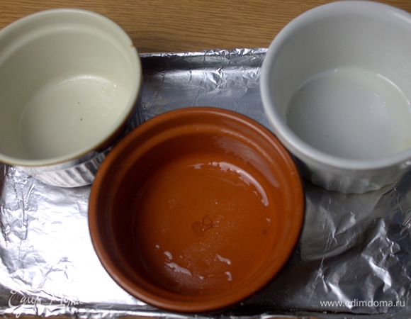 Взять любые формочки, кроме силиконовых (они очень мягкие и могут перевернуться). Смазать маслом.