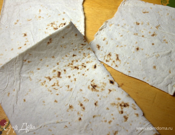 Из лаваша «выкроить» квадраты: 3 маленьких и 3 больших.