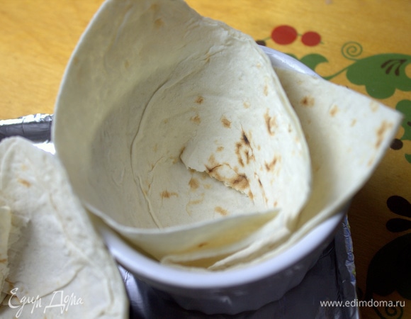 Свернуть корзиночкой выложить большой квадрат.