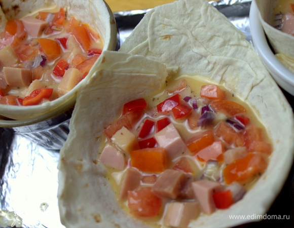 Разлить поровну начинку.