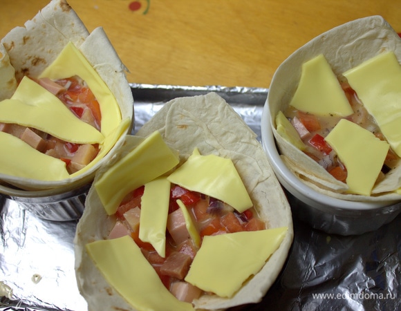 Сверху порвать пластинками сыр или посыпать тертым.