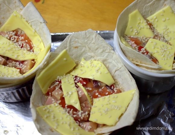 Посыпать кунжутом.