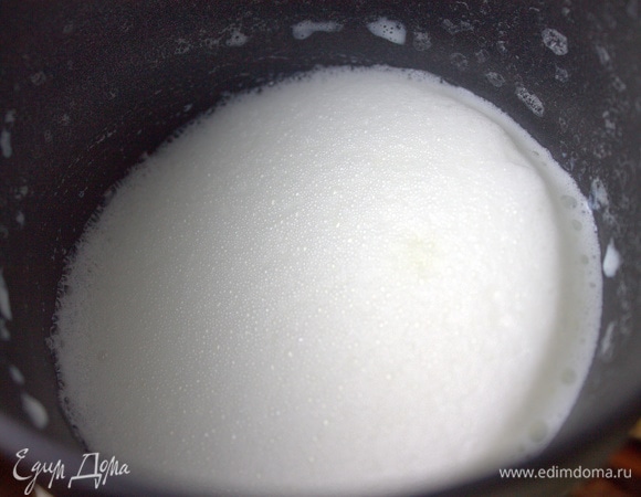 Взбить в пенку молоко. Мне в этом году был подарен детьми пеновзбиватель, теперь тихо жужжит на кухне.