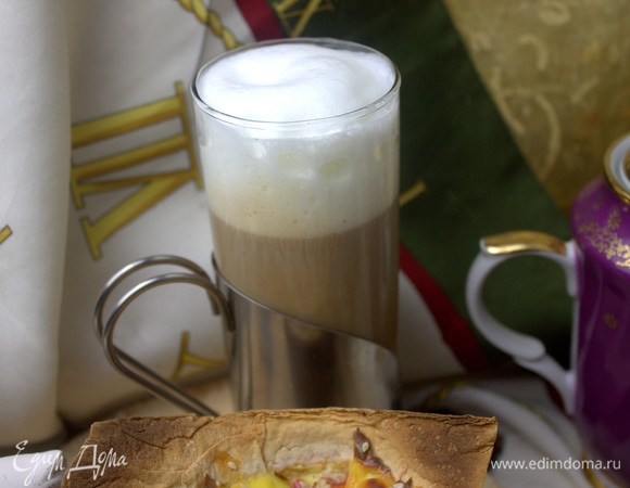 Доливаем в кофе молочную пенку.