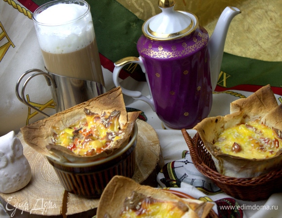 Можно положить в салфетку и кушать так.