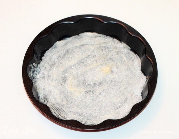Посыпать форму сахаром (2 ст. л.).