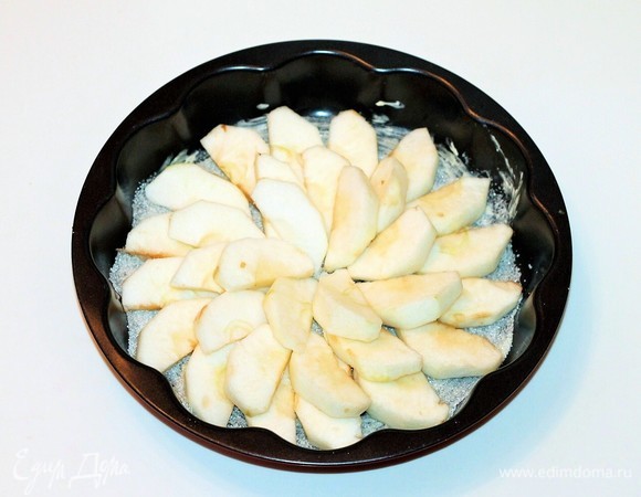 Яблоки (крупные) очистить от шкурки и семечек, нарезать дольками. Уложить яблоки в форму и запечь в заранее разогретой до 180°C духовке в течение 20 минут.