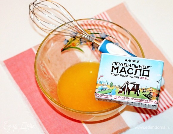 Приготовим тесто. Оставшееся ПравильноеМасло АО АИСФеР растопить в микроволновке. Муку смешать с разрыхлителем и просеять.