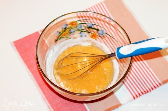 Растопленное масло смешать с ПравильнымМолоком АО АИСФеР. Затем добавить оставшиеся продукты: сахар, ванильный сахар и взбитое со щепоткой соли яйцо (крупное).