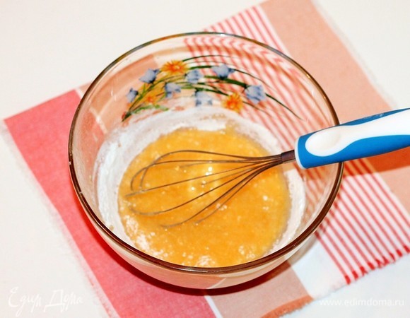 Растопленное масло смешать с ПравильнымМолоком АО АИСФеР. Затем добавить оставшиеся продукты: сахар, ванильный сахар и взбитое со щепоткой соли яйцо (крупное).