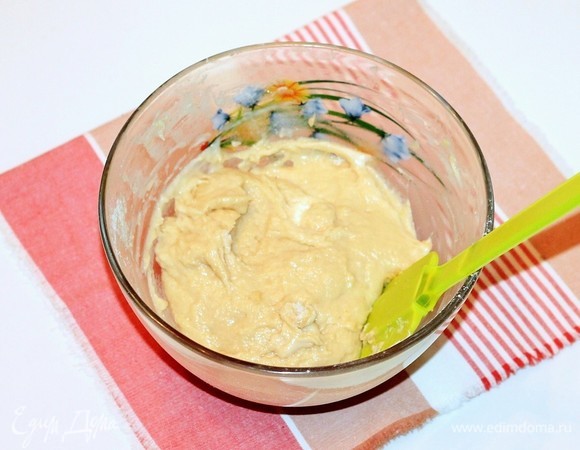 Небольшими частями вмешиваем в жидкую смесь мучную и замешиваем однородное тесто.