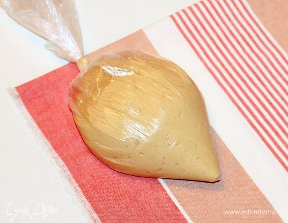 Густое тесто можно выложить в пекарский конверт или в прозрачный пакет.