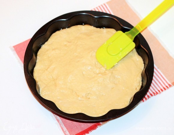 Срезаем на пакетике уголок и отсаживаем тесто на немного охлажденные яблоки. Мокрой силиконовой лопаткой подравниваем выложенное на яблоки тесто.