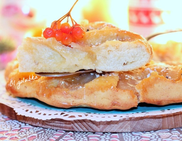 Готовый пирог выньте из духовки, полностью остудите в форме, выложите на блюдо, разрежьте на порции и подавайте к столу. Приятного чаепития!