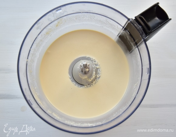 Сливочное масло вместе с сахаром взбить миксером до пышности. Добавить мед и яйцо, взбить до гладкого однородного состояния.