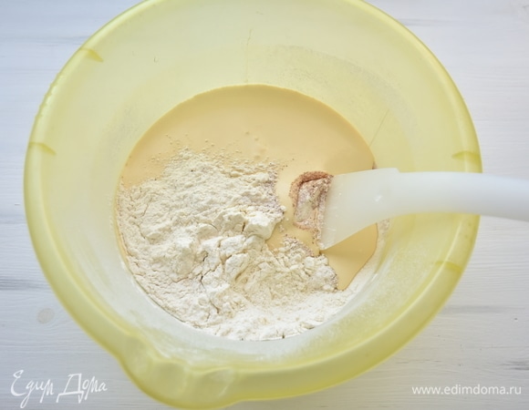 Замесить тесто.