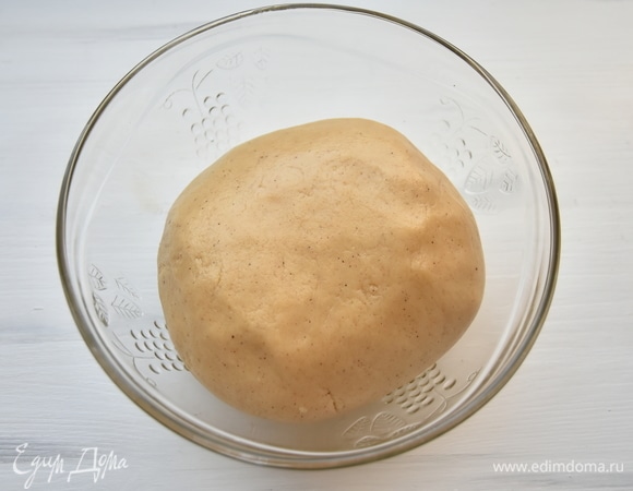 Получившееся тесто завернуть в пленку и поставить в холодильник на 1 час (можно на ночь).