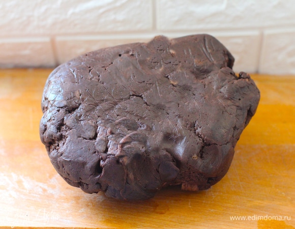Муку смешать с какао (рекомендую именно алкализованное!) и солью. Очень холодное масло нарезать небольшими кубиками и порубить с мукой до средней крошки. Ледяную воду, сахар и ледяной кофе смешать, вылить в муку и очень быстро замесить тесто. Скатать его в шар и убрать в холодильник на 40–50 минут, завернув в пленку.