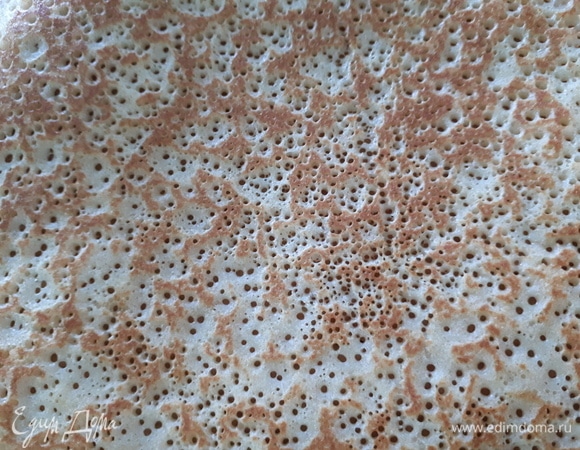 Далее складывать блинчики друг на друга, по желанию смазать сливочным маслом. (Я не использую масло, а накрываю блинчики миской, пока пеку остальные, так они остаются нежными и не сухими).