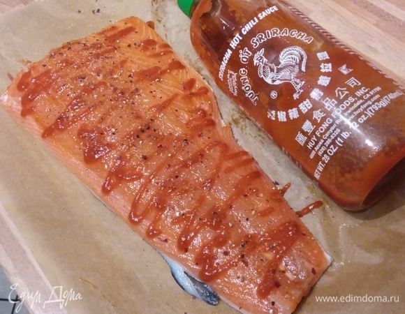 Тем временем подготовить лосось (у меня уже филе на коже). Его посолить, поперчить и смазать соусом шрирача. Сбрызнуть лимонным соком.