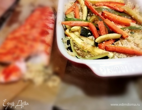 За это время приготовить кускус. Его нужно залить кипятком (согласно указанию на упаковке), накрыть и оставить на 5 минут набухнуть. Затем я переложила кускус в емкость, где находились овощи (там остался маринад, не проподать же добру). Добавить соль, сок лимона по вкусу, укроп и оливковое масло, перемешать. В кускус переложить овощи.