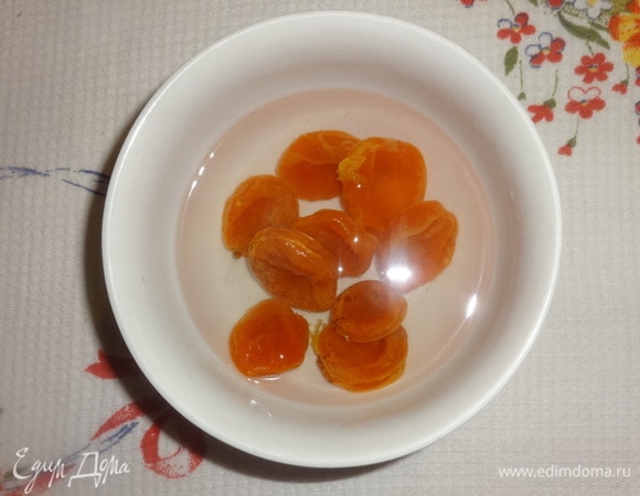 Курагу промыть под проточной водой. Замочить на 10 минут в кипятке. После воду слить, курагу обсушить бумажным полотенцем.