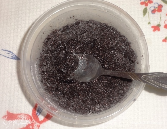 В начинку из мака добавить 2–3 ложки горячей воды и перемешать. Дать постоять 10–15 минут.