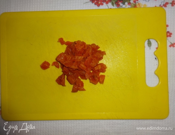 Курагу нарезать на мелкие кусочки.