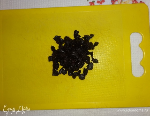 Чернослив нарезать на мелкие кусочки.