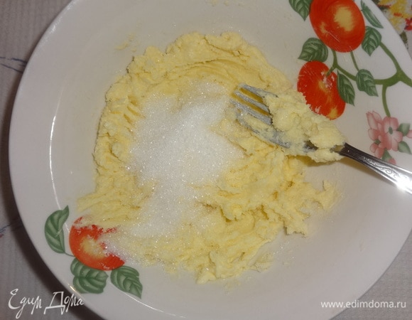 Немного масла оставить для смазывания формы, остальное масло растереть с сахаром.