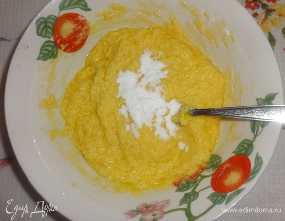 В яично-масляную смесь всыпать соду, перемешать.