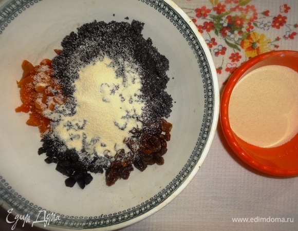 В большой миске соединить нарезанные сухофрукты, изюм, мак, всыпать манную крупу ТМ «Националь», перемешать.