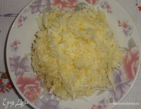 Яблоки вымыть, очистить от кожуры и семян. Натереть яблоки на крупной терке, сбрызнуть лимонным соком, перемешать.