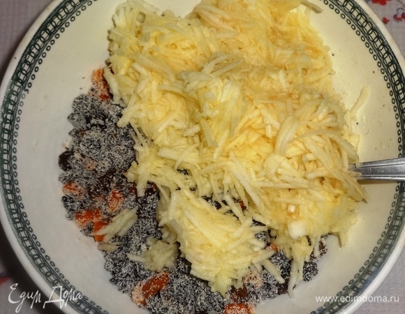 Яблоки добавить к смеси сухофруктов, мака и манки, перемешать.