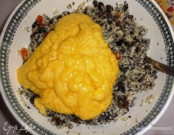 Добавить в миску масляно-яичную смесь, перемешать.