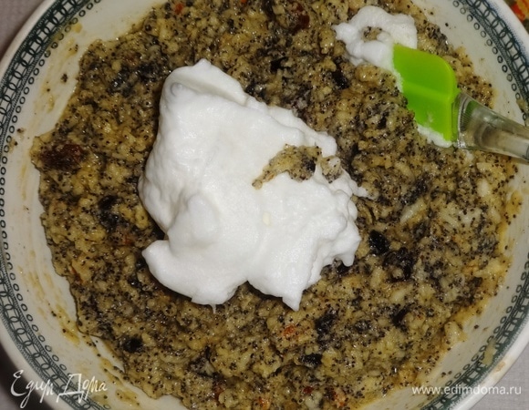 Осторожно вмешать взбитые белки в тесто с помощью лопатки.