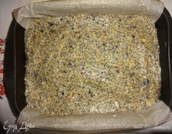 Вылить тесто в форму и поставить в духовку, разогретую до 180°C, на 45–50 минут. Готовность пирога проверять деревянной палочкой: если сухая, значит, готов. Ориентируйтесь по своей духовке.