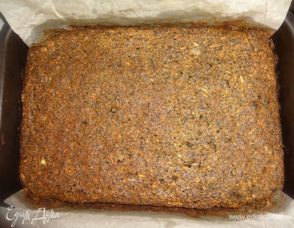 Форму с готовым пирогом достать из духовки. Дать пирогу полностью остыть.