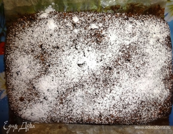 Посыпать пирог сахарной пудрой.