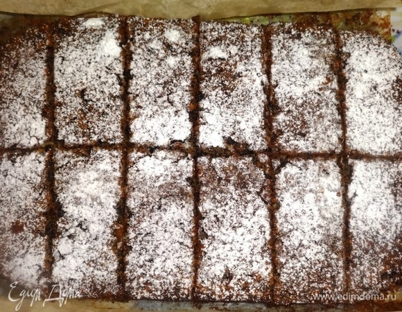 Разрезать пирог на порции. Украсить кондитерской посыпкой (у меня в форме звездочек).